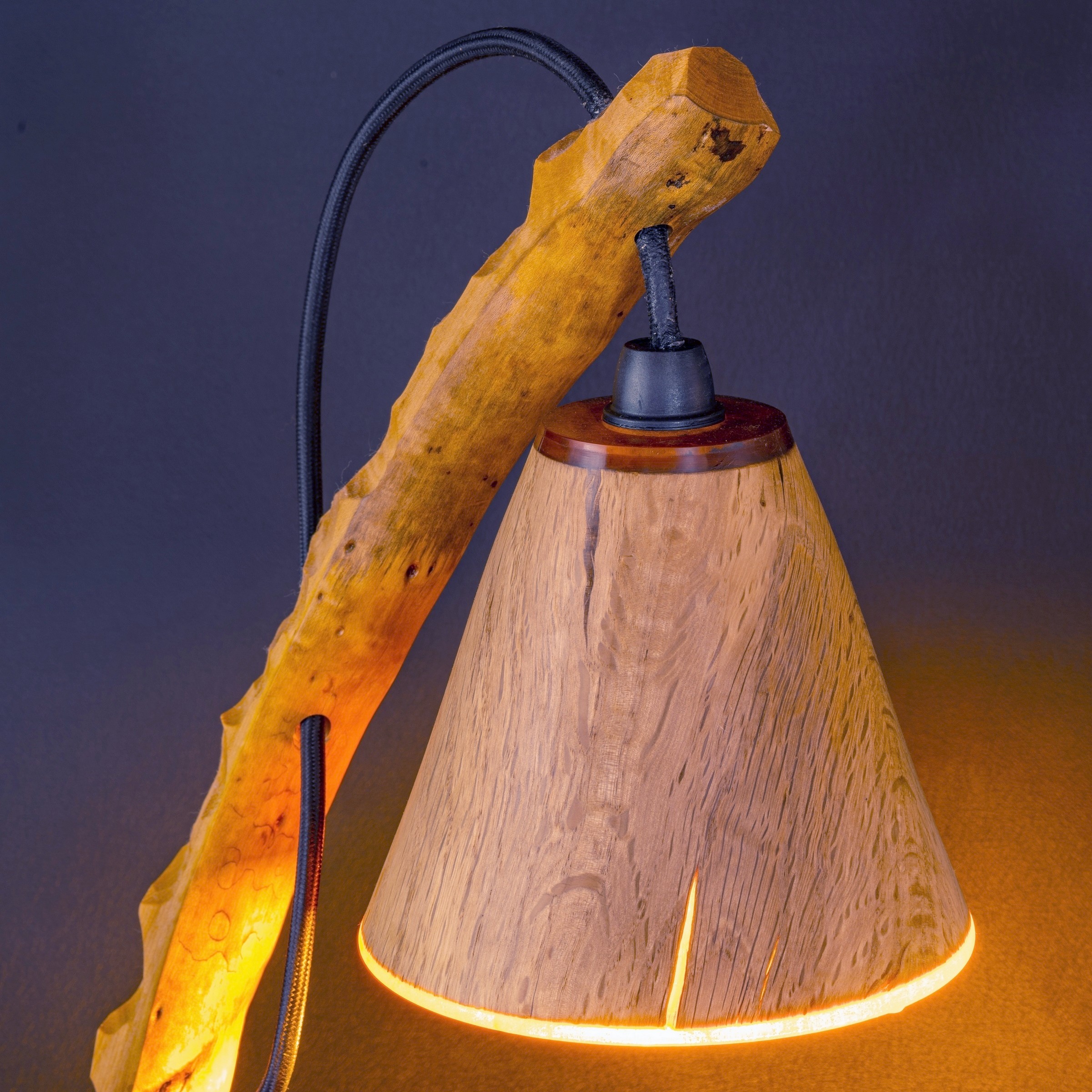 Lampe en bois et résine orange