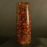 Vase en coques de noisettes et résine rouge