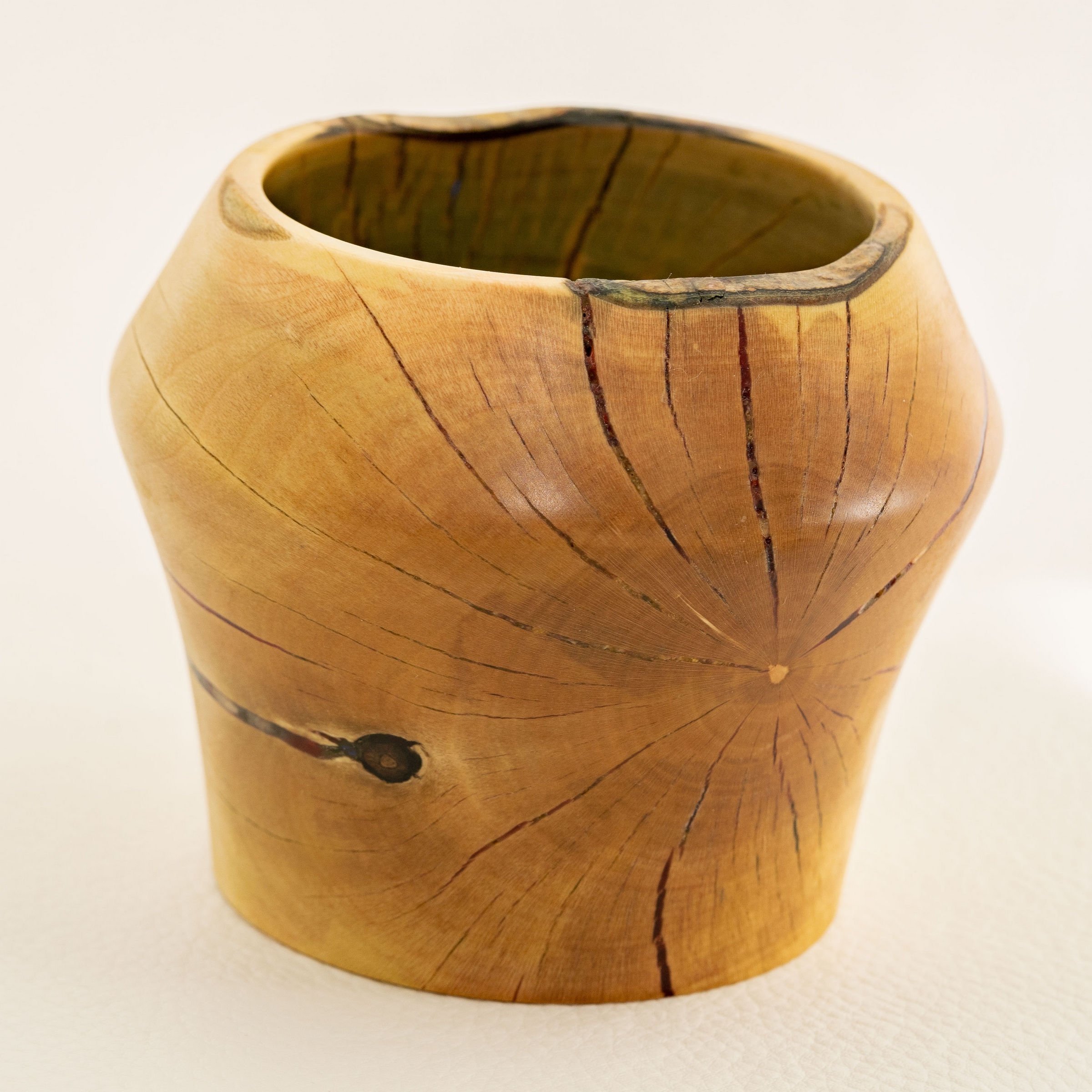 Pot en bois de Houx et résines, finesse et transparence. Un peu comme dans l’art du Kintsugi …