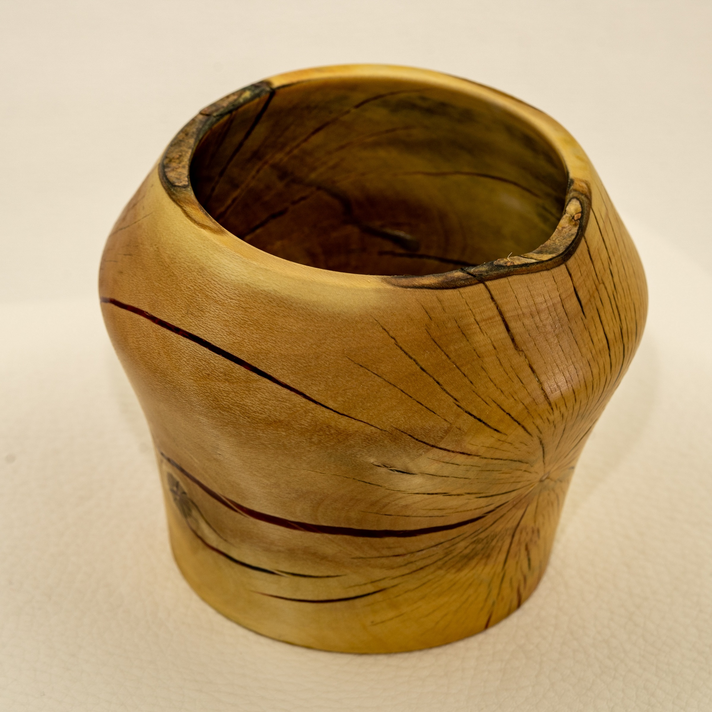 Pot en bois de Houx et résines, finesse et transparence. Un peu comme dans l’art Japonais du Kintsugi …